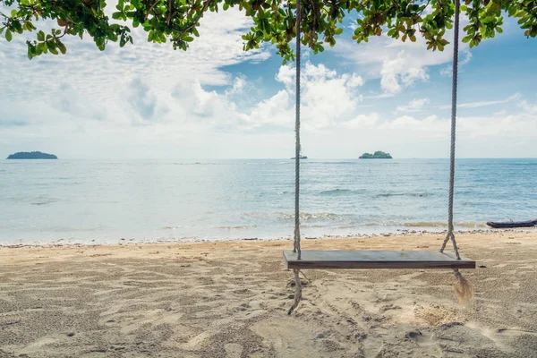 Sedia Oscillante Legno Appesa Sull Albero Vicino Alla Spiaggia Sull — Foto Stock