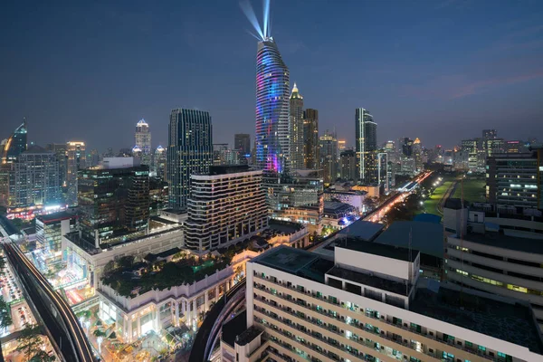Nacht Uitzicht Met Wolkenkrabber Zakenwijk Bangkok Thailand Lichtshow Magnolias Ratchaprasong — Stockfoto