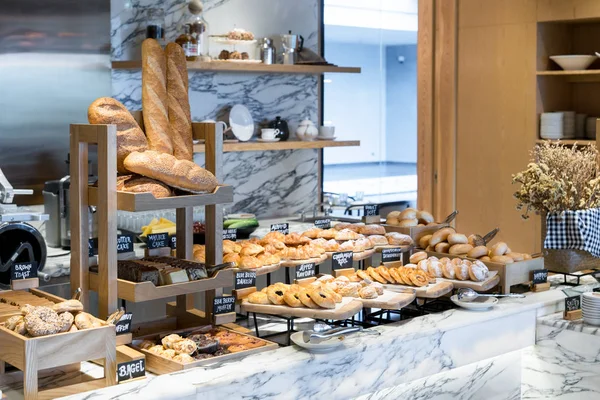 Udvalg Frisk Hjemmelavet Brød Bageri Hjørne Luksus Hotel Morgenbuffet Restaurant - Stock-foto