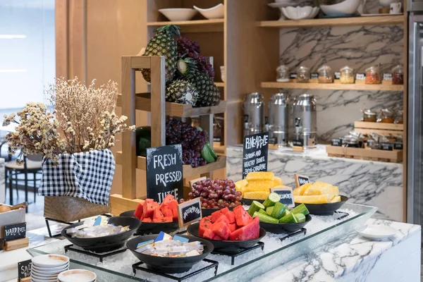 Frisk Fräsch Frukost Frukt Restaurang Hotell Med Vindruvor Vattenmelon Och — Stockfoto