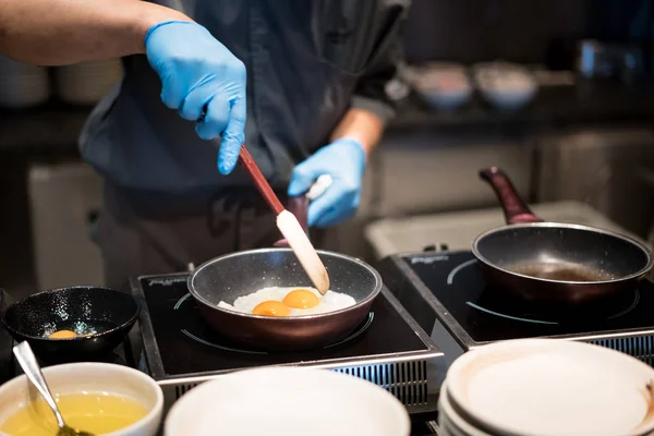 Hotel Chef Mãos Com Luvas Cozinhar Ovos Fritos Panela Quente — Fotografia de Stock