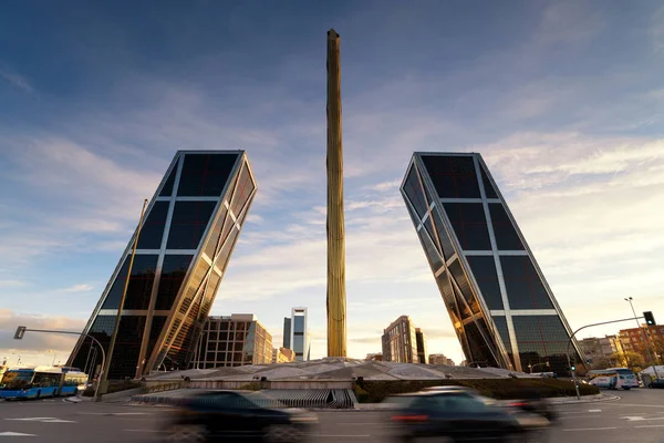 Castilla Meydanı (Plaza Castilla) olduğunu tanımlayan yeni ekonomik merkezi Madrid, İspanya. Madrid şehrin turistik konumlar biridir
