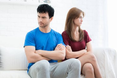 Mutsuz bir çift kanepe evde tartışma sonra konuşmuyor. Kişi, ilişki zorluklar ve aile concep