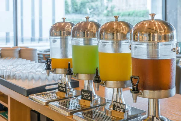 Rad Färsk Juice Bufférestaurang Juice Buffé Självbetjäning Morgon Hotel — Stockfoto