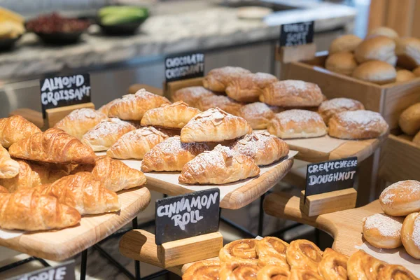 Mängd Färsk Croissant Hemmagjord Lyx Hotell Frukost Buffé Restaurang Inredning — Stockfoto