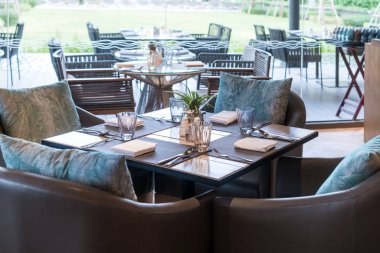 Bir restoran tablo boş gözlük ve bir peçete restoran ile bir tabak bardak.