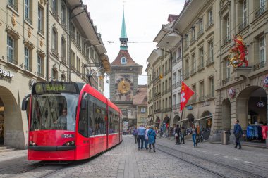 Bern, İsviçre - 10 Mayıs 2016: Alışveriş caddesi eski ortaçağ şehir Bern, İsviçre. 1983 yılında tarihi kent merkezinde, Bern, İsviçre bir Unesco Dünya Mirası oldu.