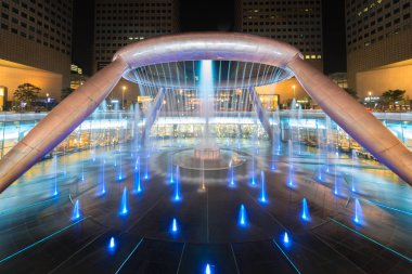 Singapur - Şubat 26,2017: ışık gösterisi Suntec servetle çeşmenin Towers Şubat'ta 26,2017 içinde Singapore. Suntec Towers, Singapur servet Çeşmesi bulunan.