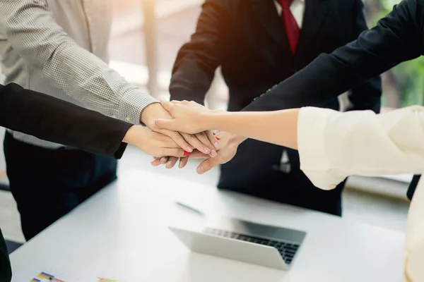 Vista Cerca Parte Superior Los Jóvenes Empresarios Poniendo Sus Manos — Foto de Stock