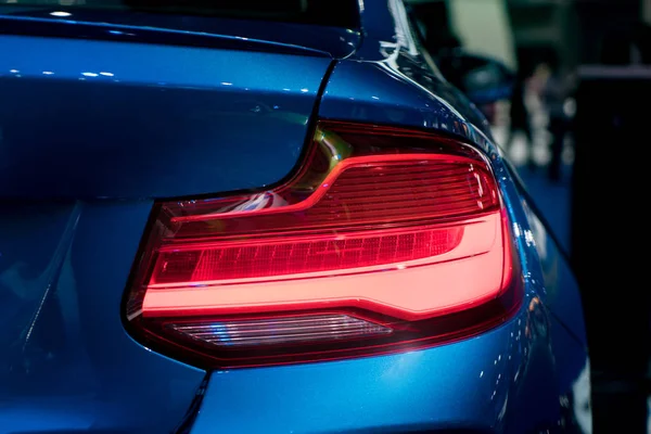Modren Μπλε Αυτοκίνητο Κόκκινο Φως Στο Δρόμο Νύχτα — Φωτογραφία Αρχείου