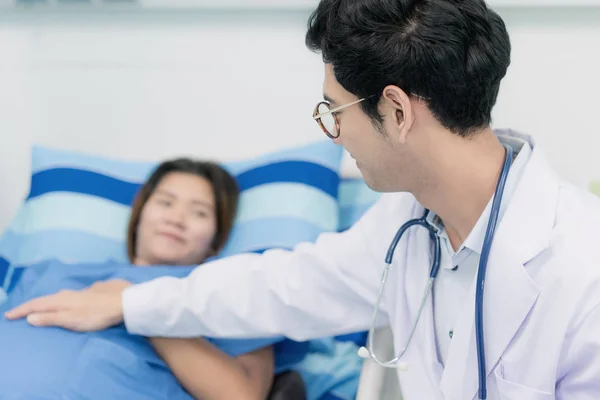 Asiatique Jeune Femme Enceinte Couché Parler Visiter Son Médecin Homme — Photo