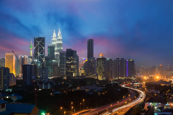 吉隆坡天际线和晚上在吉隆坡 马来西亚的摩天大楼 — 图库照片