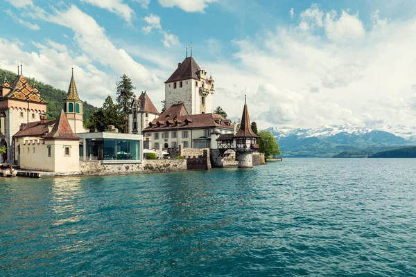 Arka Planda Sviçre Bern Yakınındaki Dağlarla Thun Gölü Oberhofen Kalesi — Stok fotoğraf