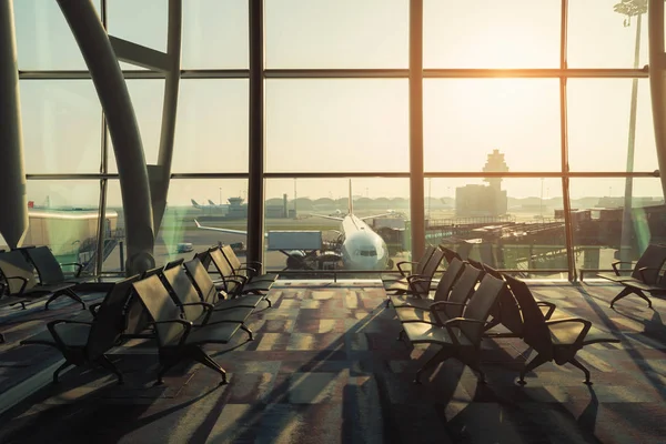 Lege Stoelen Vertrekhal Luchthaven Met Vliegtuig Opstijgen Bij Zonsondergang Reizen — Stockfoto