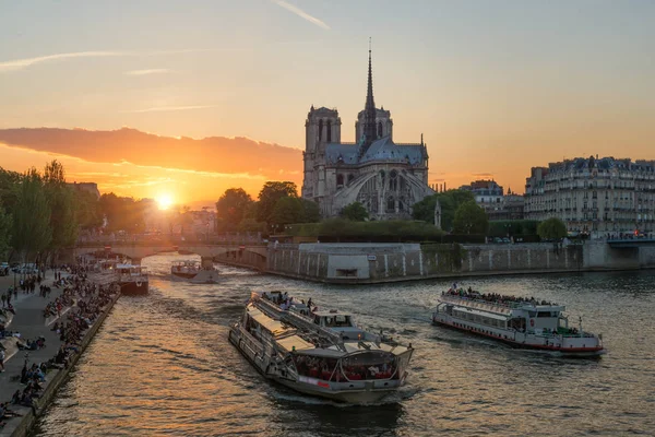 ノートルダム パリ大聖堂はフランス パリのセーヌ川で客船します フランスの美しい夕日 — ストック写真