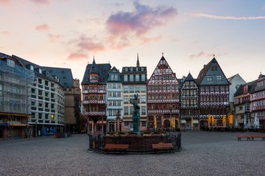 Frankfurt Almanya'da Justitia heykeli ile Frankfurt eski şehir kare romerberg.