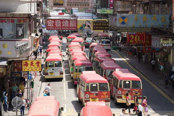 Hongkong Čína Srpna 2017 Minibusy Zarovnávání Čekání Cestující Rušné Nádraží — Stock fotografie