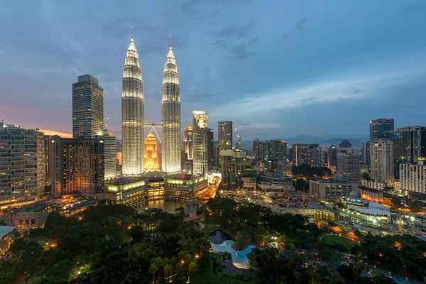 Skyline Kuala Lumpur Rascacielos Por Noche Kuala Lumpur Malasia — Foto de Stock