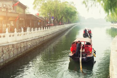 Çin geleneksel turistik gemilerde Beijing Kanallar Qianhai Gölü Shichahai District, Beijing, Çin