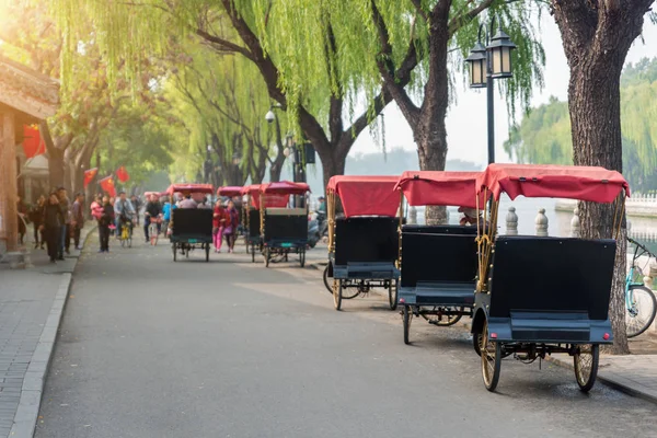 中国の古い中国の胡同の北京の伝統的な人力車に乗っての観光客 — ストック写真