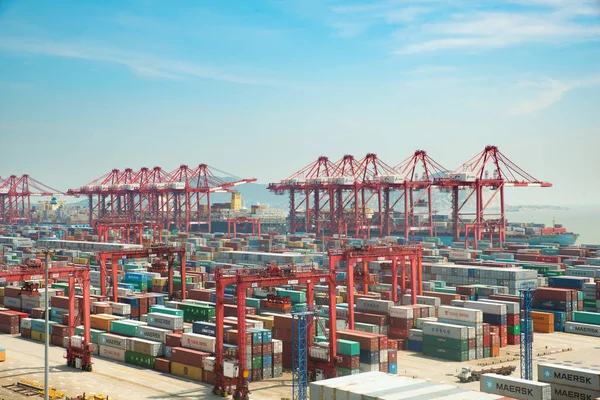 上海の港コンテナー貨物ターミナル 上海は 世界最大のコンテナー港となった 東と西間の貿易の支配的な役割を果たしています — ストック写真