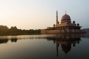 Putrajaya Camii sunsire Kuala Lumpur, Malezya arasında. Pembe Camii.
