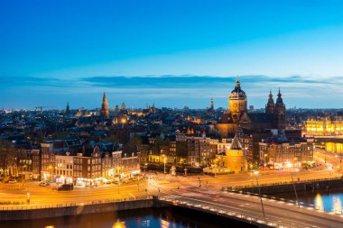 Amsterdam manzarası, gece, Hollanda tarihi alanında. Ariel görünümünü Amsterdam, Hollanda.