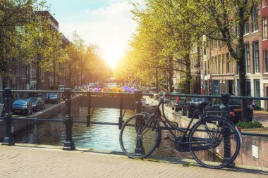 Bisiklet Hollanda geleneksel evleri ve Amsterdam, Hollanda Amsterdam kanal köprüde.