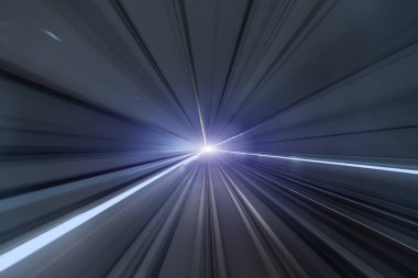 Tren ve metro tren tünel içinde hareket hareket hız bulanık.