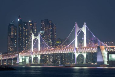 Gwangan Bridge içinde geçmiş Busan, South Korea, Busan şehir ile.