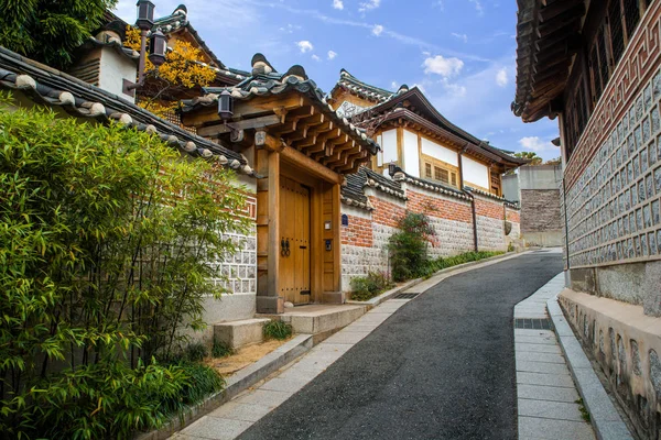 Hagyományos Koreai Stílusú Építészet Bukchon Hanok Village Szöul Torony Háttérben — Stock Fotó