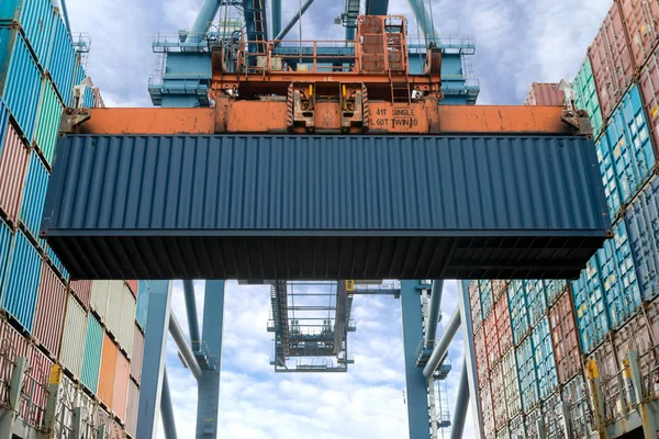货物货轮上的工业起重机装载集装箱 集装箱船在进出口业务物流公司 工业和运输理念 — 图库照片