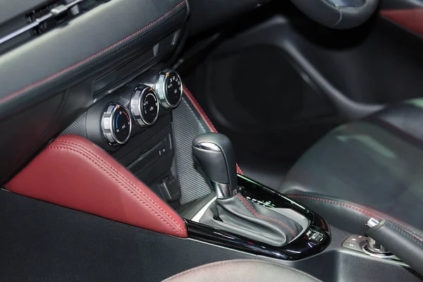 Carro Luxo Vermelho Interior Com Volante Alavanca Mudança Condicionado Controle — Fotografia de Stock