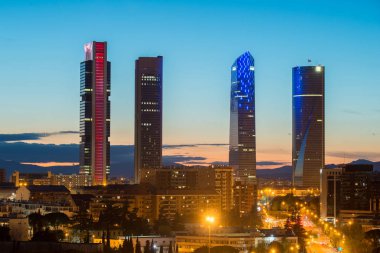 Madrid, İspanya Madrid dört Towers finans bölgesine manzarası alacakaranlıkta.