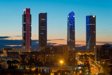 Madrid cityscape geceleri. Madrid iş dört kulesinde kurma manzara. İş bölgesi alanında İspanya en modern yüksek bina.