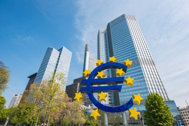 Frankfurt, Almanya - 1 Mayıs 2016: Euro simgesi Frankfurt am Main, Almanya. Frankfurt Hesse Almanya Devlet büyük şehridir