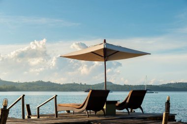 Şezlong ve şemsiye Phuket, Tayland için tropikal beach resort. Yaz, seyahat, tatil ve tatil kavramı