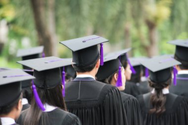 Üniversitesi'nde mezuniyet sırasında mezunları arkasında. Yürüyüş mezunu.