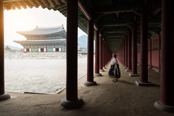 Mujer Coreana Asiática Vestida Hanbok Vestido Tradicional Caminando Gyeongbokgung Palace —  Fotos de Stock