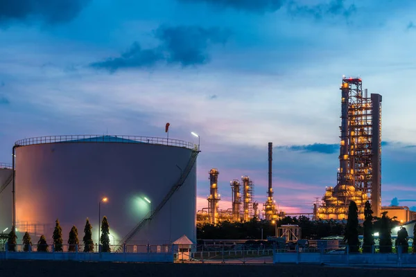 Ландшафт Нафтопереробної Промисловості Баком Зберігання Нафти Вночі — стокове фото