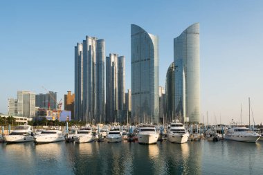 Busan şehir manzarası görünümü Haeundae District, Gwangalli Beach ile yat iskele, Busan, Güney Kore.