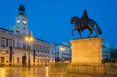 Gece Madrid Puerta del Sol Madrid, İspanya 0 kilometre kare görünümünde.