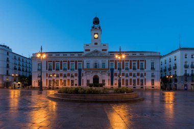 Gece Madrid Puerta del Sol Madrid, İspanya 0 kilometre kare görünümünde.