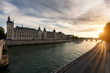Tekne Turu Seine Nehri üzerinde Paris'te gün batımı ile. Paris, Frangı