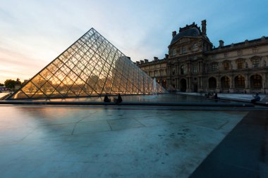 Paris, Fransa - 7 Mayıs 2016: Louvre Müzesi dünyanın en büyük müze ve tarihi bir anıt biridir. Paris, Fransa'nın merkezi bir dönüm noktası.