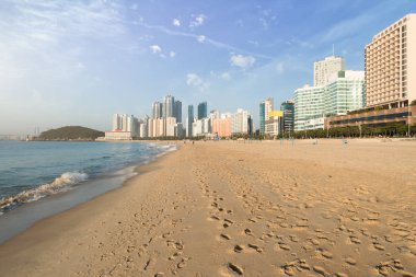Haeundae beach şehir merkezine Busan kolay erişimini Busan'ın en popüler plaj yüzünden. Ve Güney Kore'de en ünlü plajlarından biridir.
