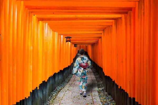 후시미 이나리 신사에 사이에서 일본에서 기모노를 — 스톡 사진