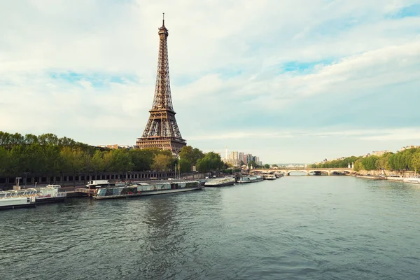 Bahar sezonu Seine River Paris'te Eyfel Kulesi. Paris, Fransa.