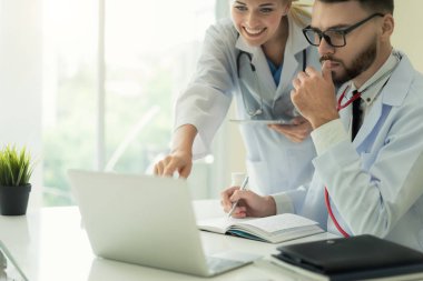Analiz ve modern hastanede tıbbi kayıt üzerinde danışmanlık iki doktor. Beyaz doktor raporu hakkında konuşmak.