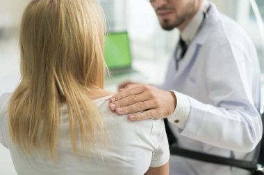 Hasta kol teşvik için masada oturan holding samimi adam doktor eller, empati, tezahürat ve destek tıbbi süre sınav. Kötü haber azalmıyor, güven ve etik kavramı